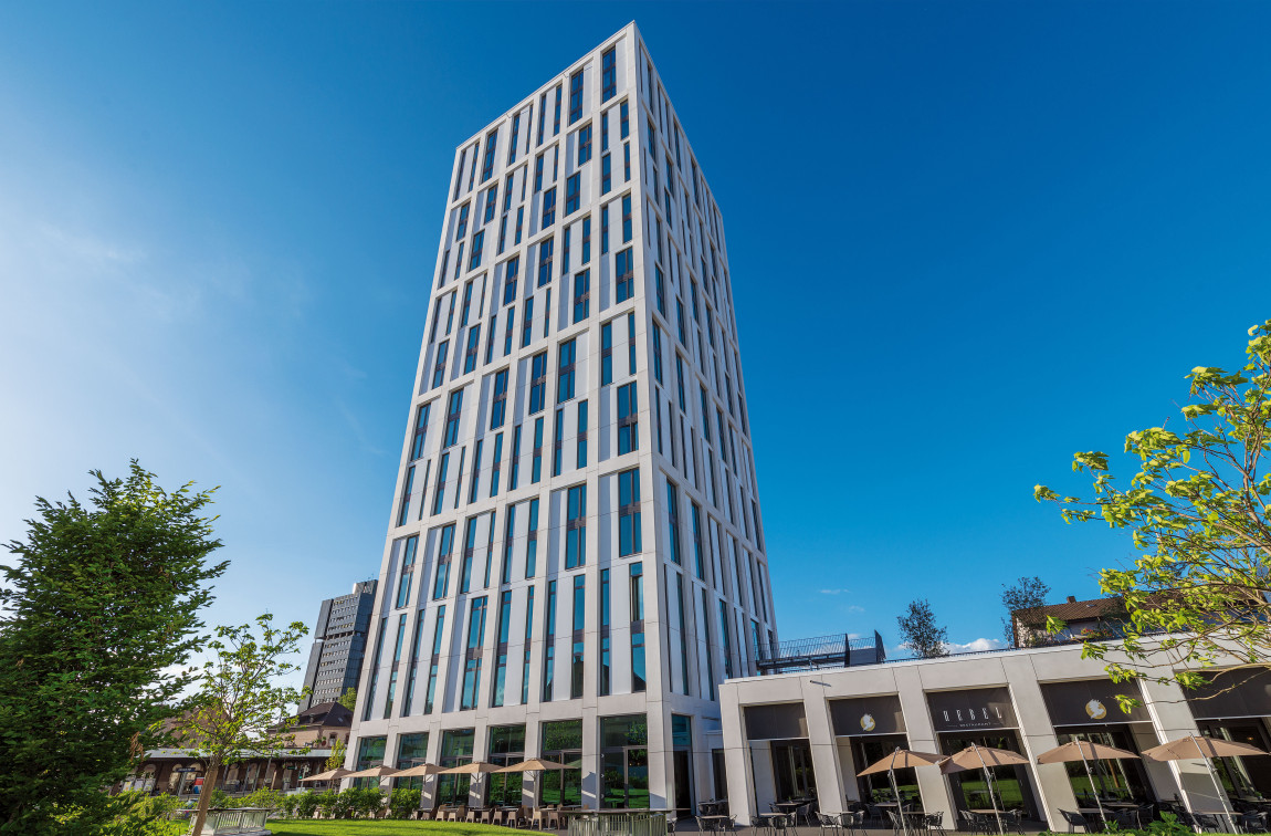 Blick auf den Hotelturm mit 20 Etagen vor blauem Himmel