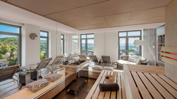 Sauna im 20. Stock mit Ruheliegen und Blick über die Stadt